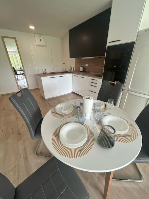 Apartman Modern Aparment In Moruse Compex With Free Parking *